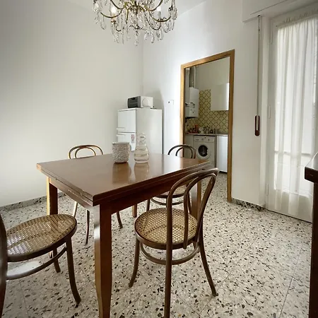 Sulle Vie Delle Cinque Terre, Nel Centro Storico Di Spezia! 斯培西亚