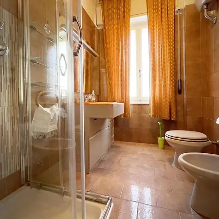 Sulle Vie Delle Cinque Terre, Nel Centro Storico Di Spezia!